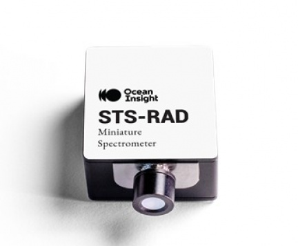 Kompaktní vláknový spektrometr STS od Ocean Insight.